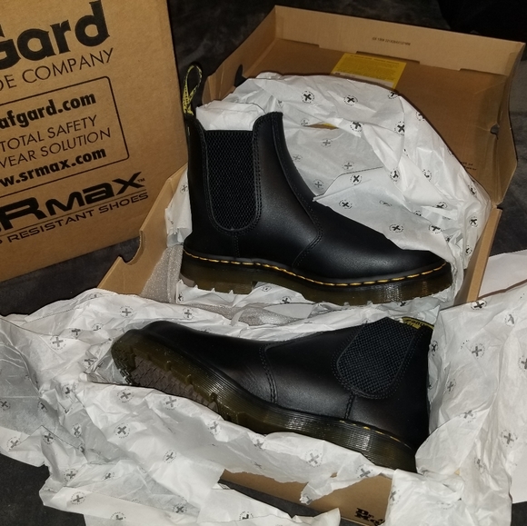 Dr. Martens 2976 Chelsea Boot, Size 9, Black leather. - Picture 2 of 9